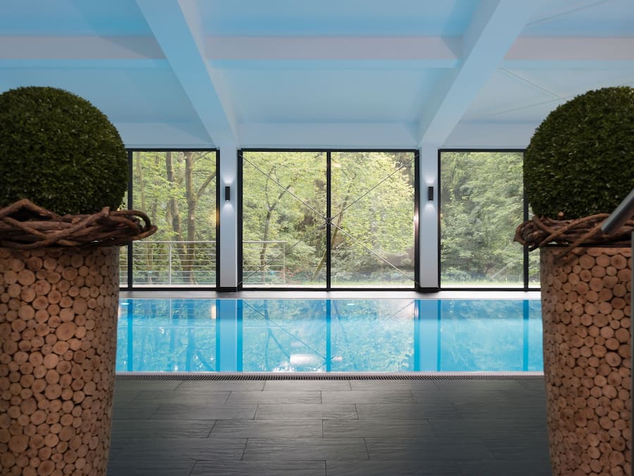 Indoor pool, sun loungers
