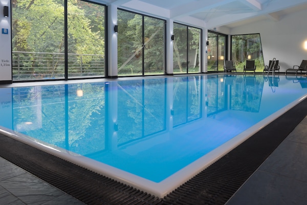 Piscina interna, espreguiçadeiras