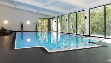 Piscina interna, espreguiçadeiras