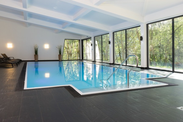 Indoor pool, sun loungers
