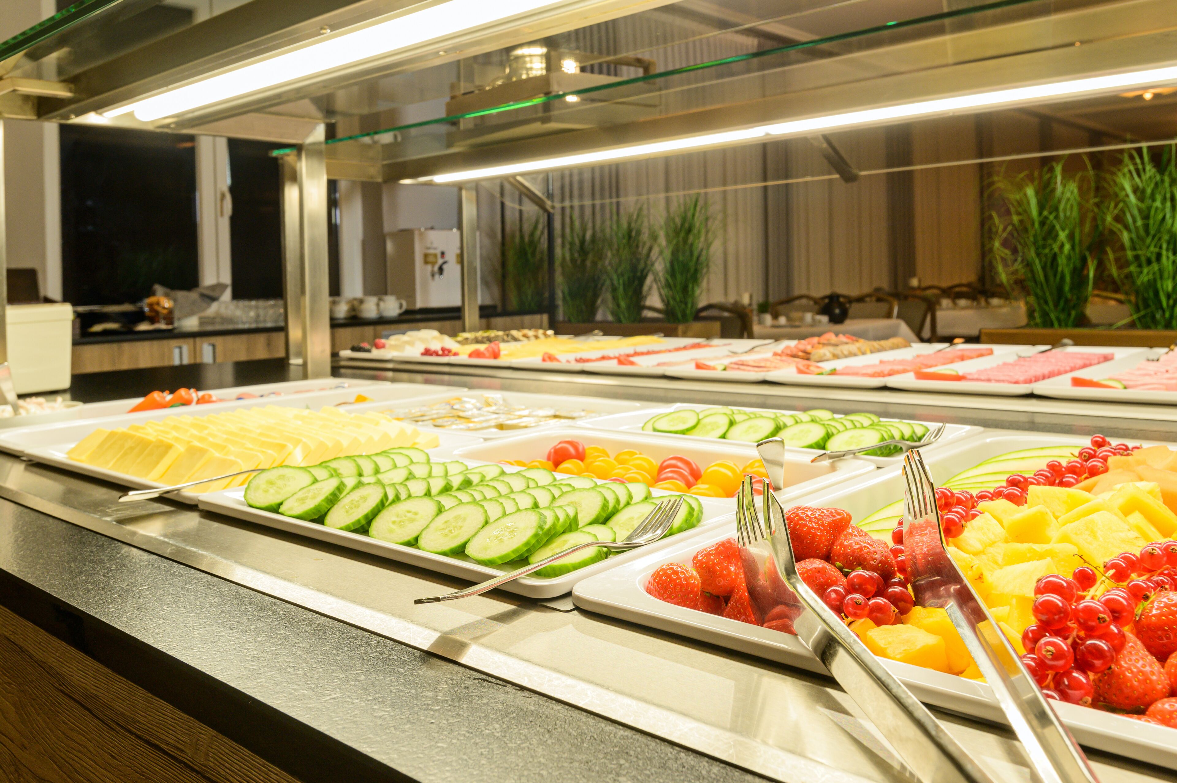 朝食 (ビュッフェ)、毎日提供 (無料)