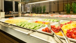 A buffet with various fruits and vegetables. - Waldhotel Berghof (Luisenthal)