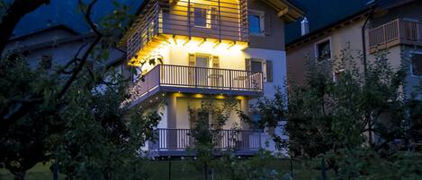 Depan hartanah - siang/malam