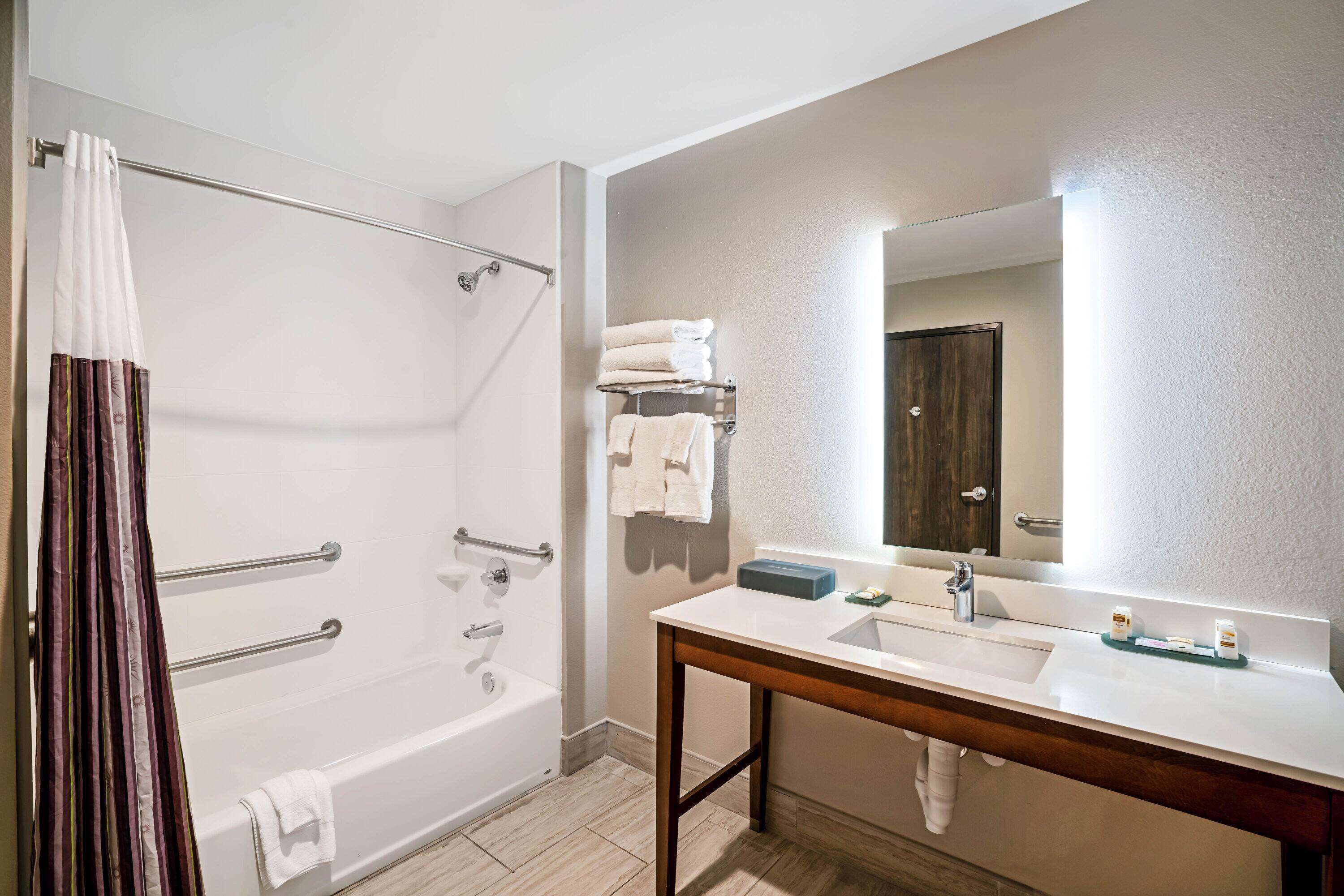 combined shower/bathtub, hair dryer, towels