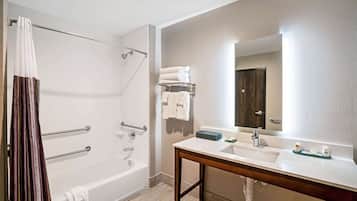 Combined shower/tub, hair dryer, towels
