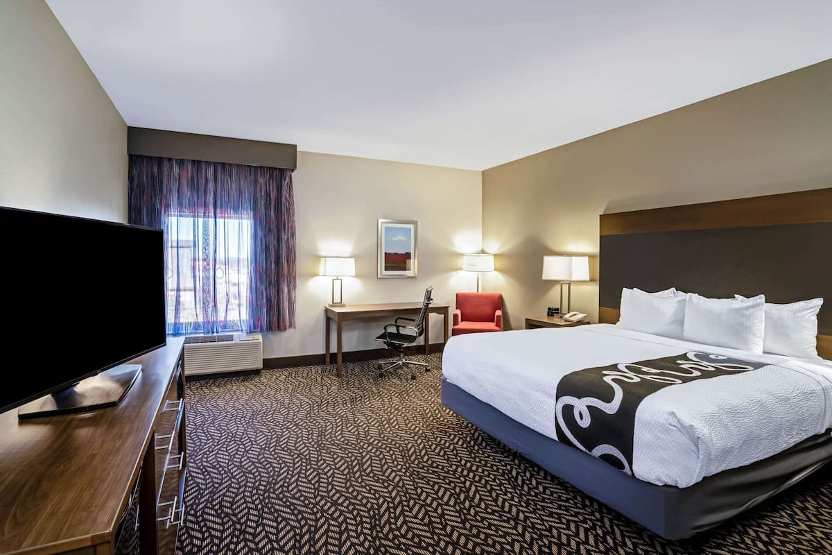 Room, 1 King Bed, Accessible, Non Smoking (Mobility/Hearing Accessible) | Pillowtop beds, desk, soundproofing, iron/ironing board