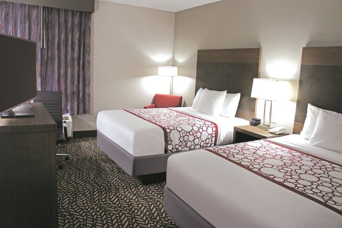 Surmatelas, bureau, chambres insonorisées, fer et planche à repasser