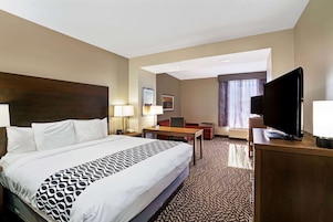 Deluxe Suite, 1 King Bed, Non Smoking | Pillowtop beds, desk, soundproofing, iron/ironing board