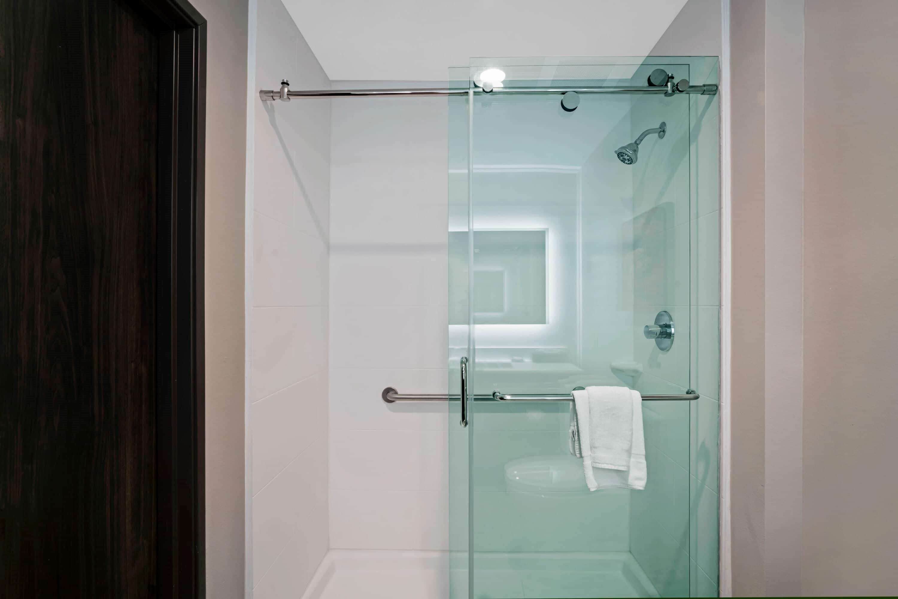 combined shower/bathtub, hair dryer, towels