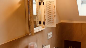 Deluxe House (Lutki) | Bathroom | Shower, free toiletries, hair dryer, towels