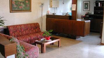 Coin salon dans le hall