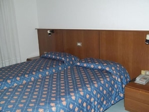 Doppelzimmer | Zimmersafe, Schreibtisch, Zustellbetten, kostenloses WLAN