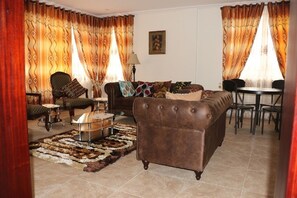 Appartement, 2 chambres | Salle de séjour | Télévision à écran plat