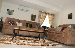 Appartement, 2 chambres | Salle de séjour | Télévision à écran plat