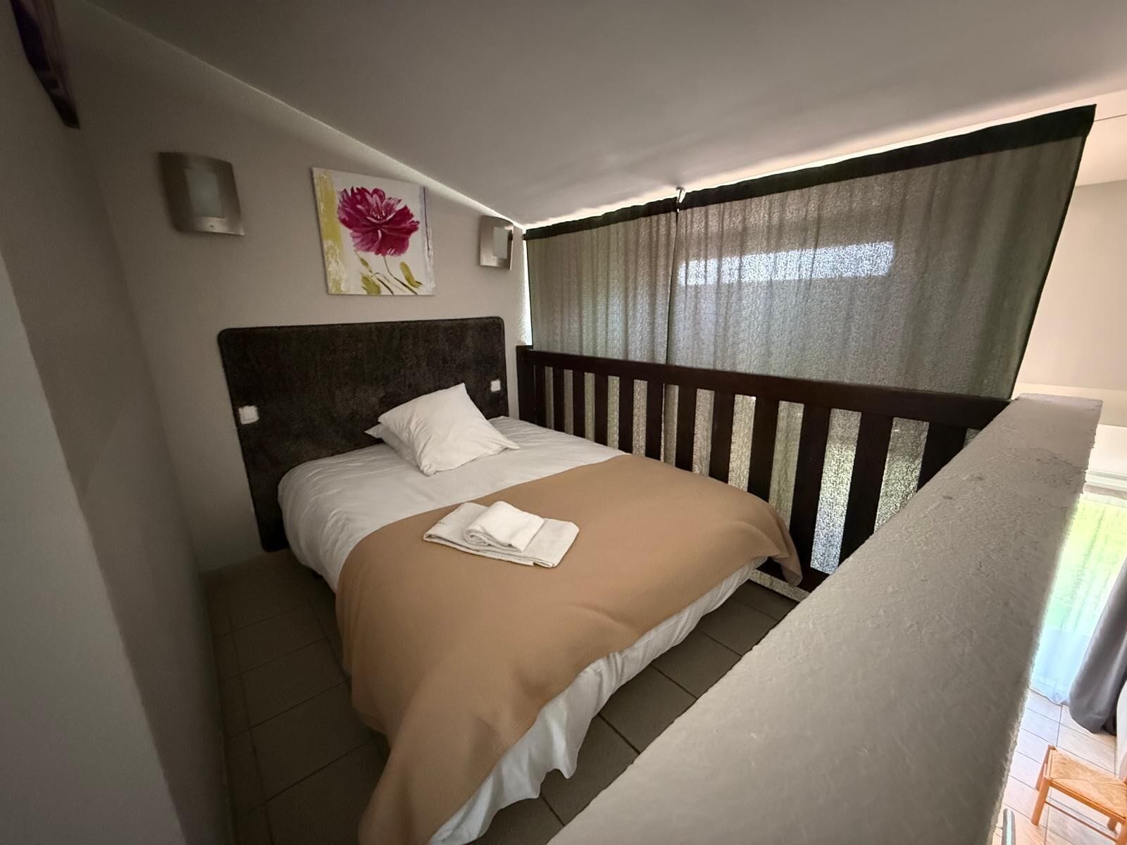 1 habitación, tabla de planchar con plancha y cunas gratuitas 