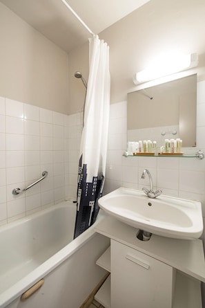 Dusche, kostenlose Toilettenartikel, Haartrockner, Handtücher