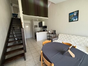 Apartment | Living area | 48-cm LED TV with cable channels, TV - Le Moulin de Sournia - Gites (Sournia)