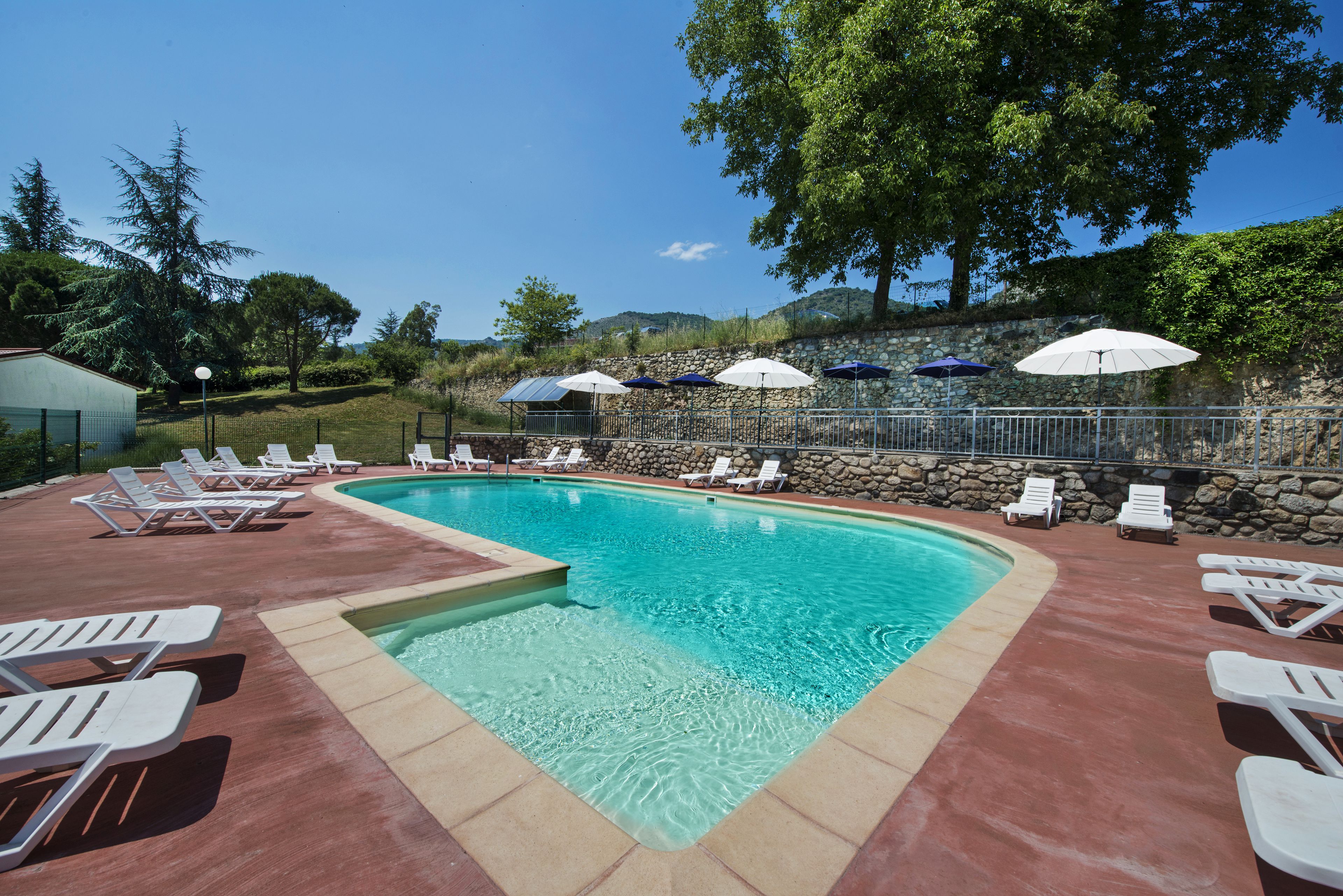 حمّام سباحة خارجي موسمي، مفتوح من 10 صباحاً إلى 8:00 مساءً، مقاعد للتشمس