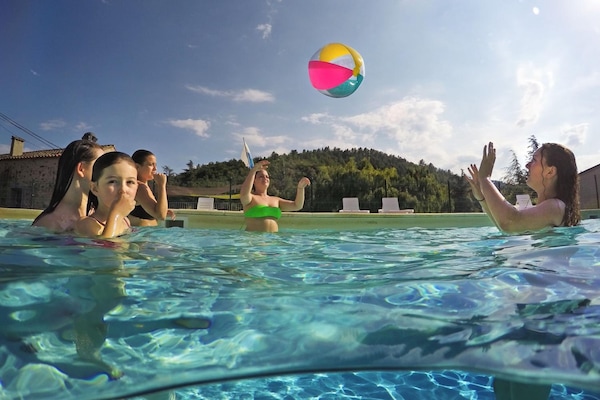 Piscine extérieure en saison, chaises longues
