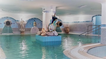 Piscina interna, piscina externa, guarda-sóis, espreguiçadeiras