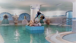 Indoor pool, outdoor pool, pool umbrellas, sun loungers - Hotel Ischia Onda Blu (Forio)