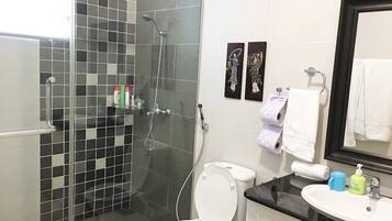 Bungalow Premium, 4 phòng ngủ, phòng tắm riêng, quang cảnh đồi núi | Phòng tắm | Vòi sen/bồn tắm kết hợp, bồn tắm ngâm, đồ dùng nhà tắm miễn phí