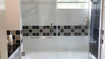 Bungalow Premium, 4 chambres, salle de bains privée, vue colline | Baignoire relaxante profonde