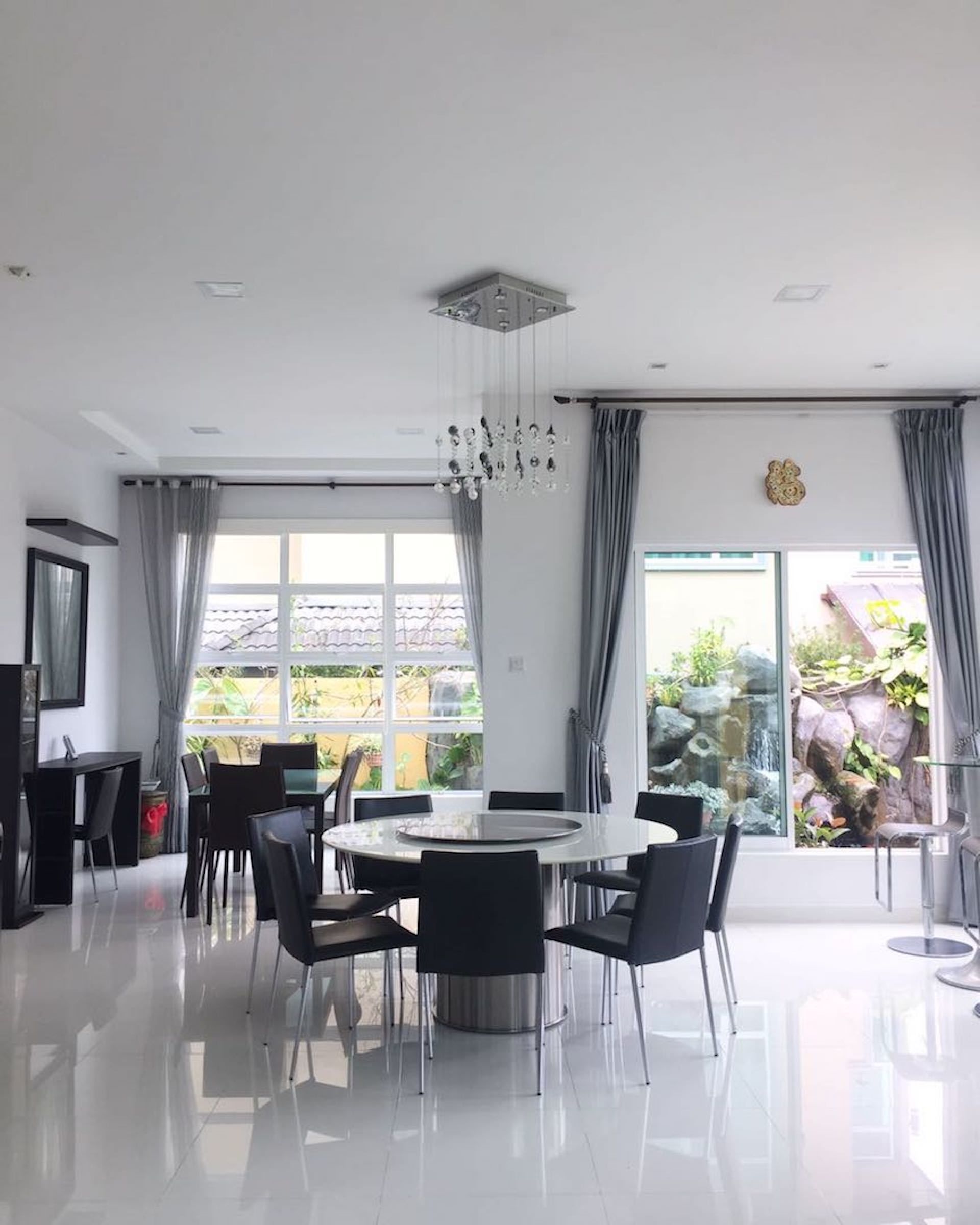 Premium Bungalow, 4 Bedrooms, Private Bathroom, Hill View | In-room dining