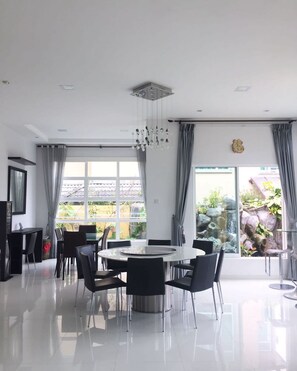 Premium Bungalow, 4 Bedrooms, Private Bathroom, Hill View | In-room dining - Crystal Cameron Highlands (Tanah Rata)