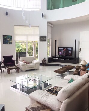 Premium-Bungalow, 4 Schlafzimmer, eigenes Bad, Hügelblick | Wohnzimmer | Flachbildfernseher