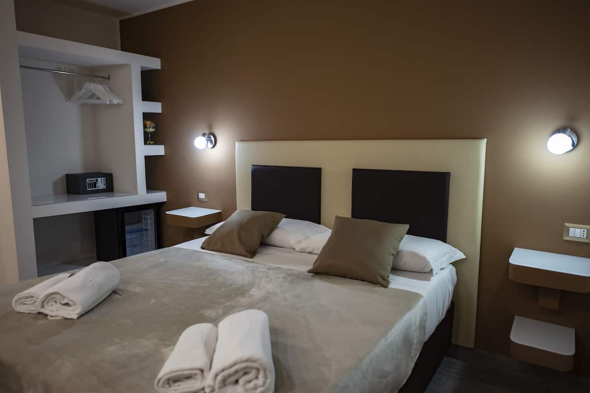 Kamer, balkon | Een minibar, een kluis op de kamer, een bureau, geluiddichte muren
