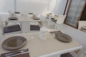 Petit déjeuner complet compris tous les jours