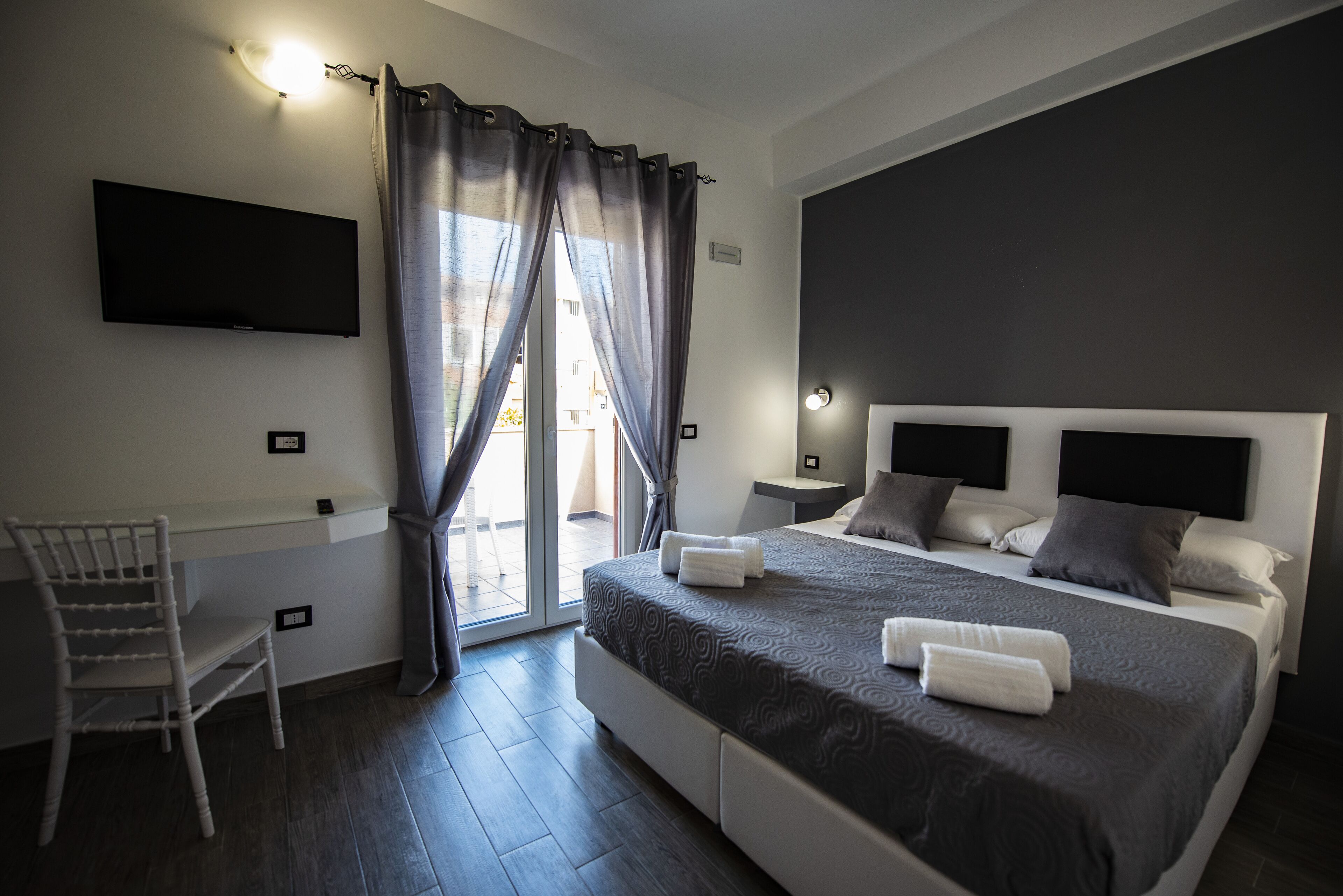 Double or Twin Room, Terrace | Minibar, in-room safe, desk, soundproofing