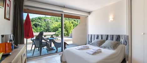 Double or Twin Room | Meja, seterika/papan seterika, katil bayi/kot (percuma)