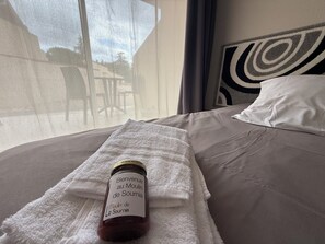 Kamer, 1 twee- of 2 eenpersoonsbedden | Een bureau, een strijkplank/strijkijzer, gratis babybedden, reisbedje