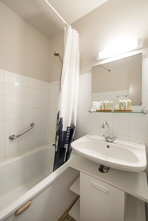 Quarto casal ou duplo | Banheiro | Chuveiro, secador de cabelo, toalhas de banho 