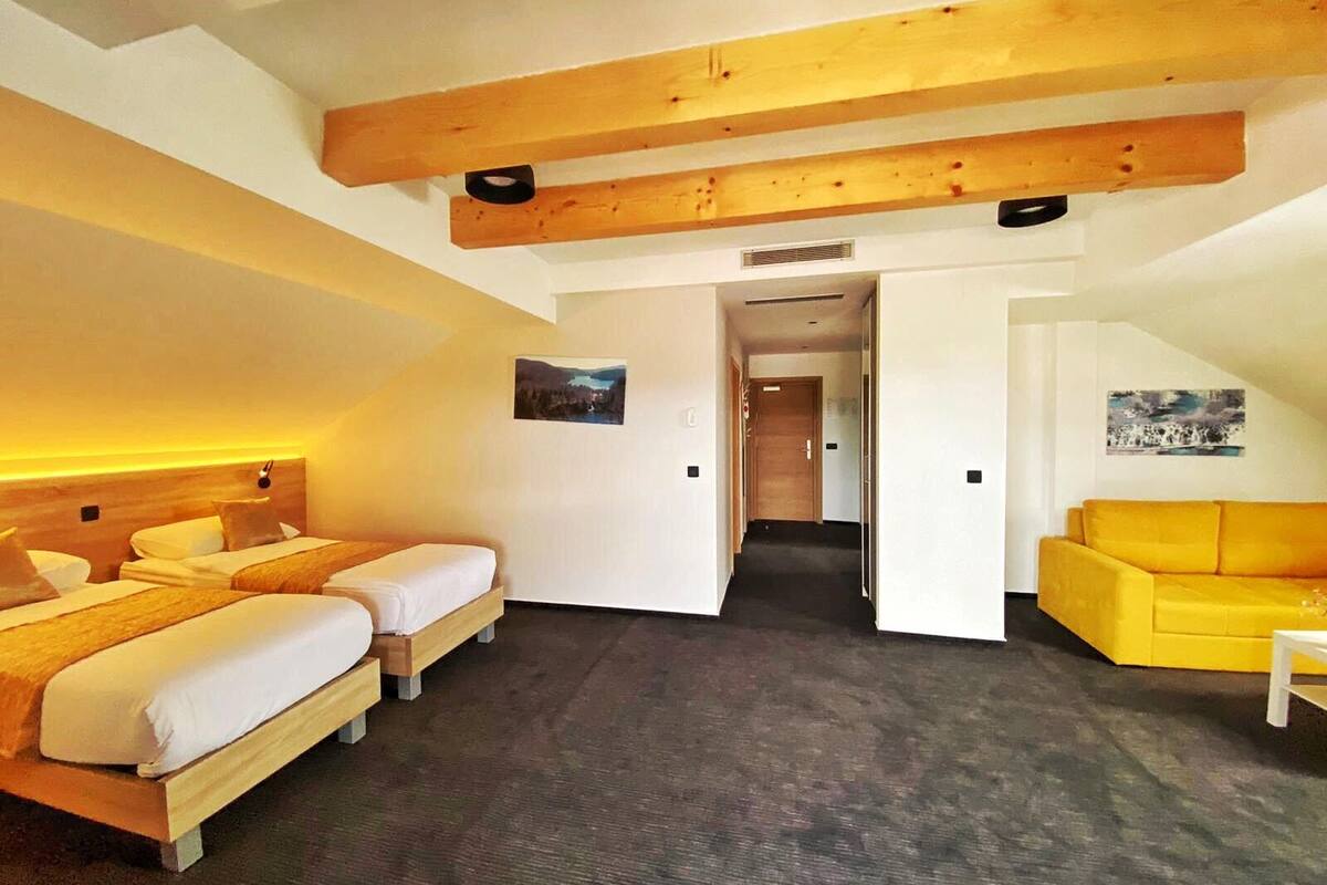 suite, balcony | premium bedding, minibar, in-room safe, desk