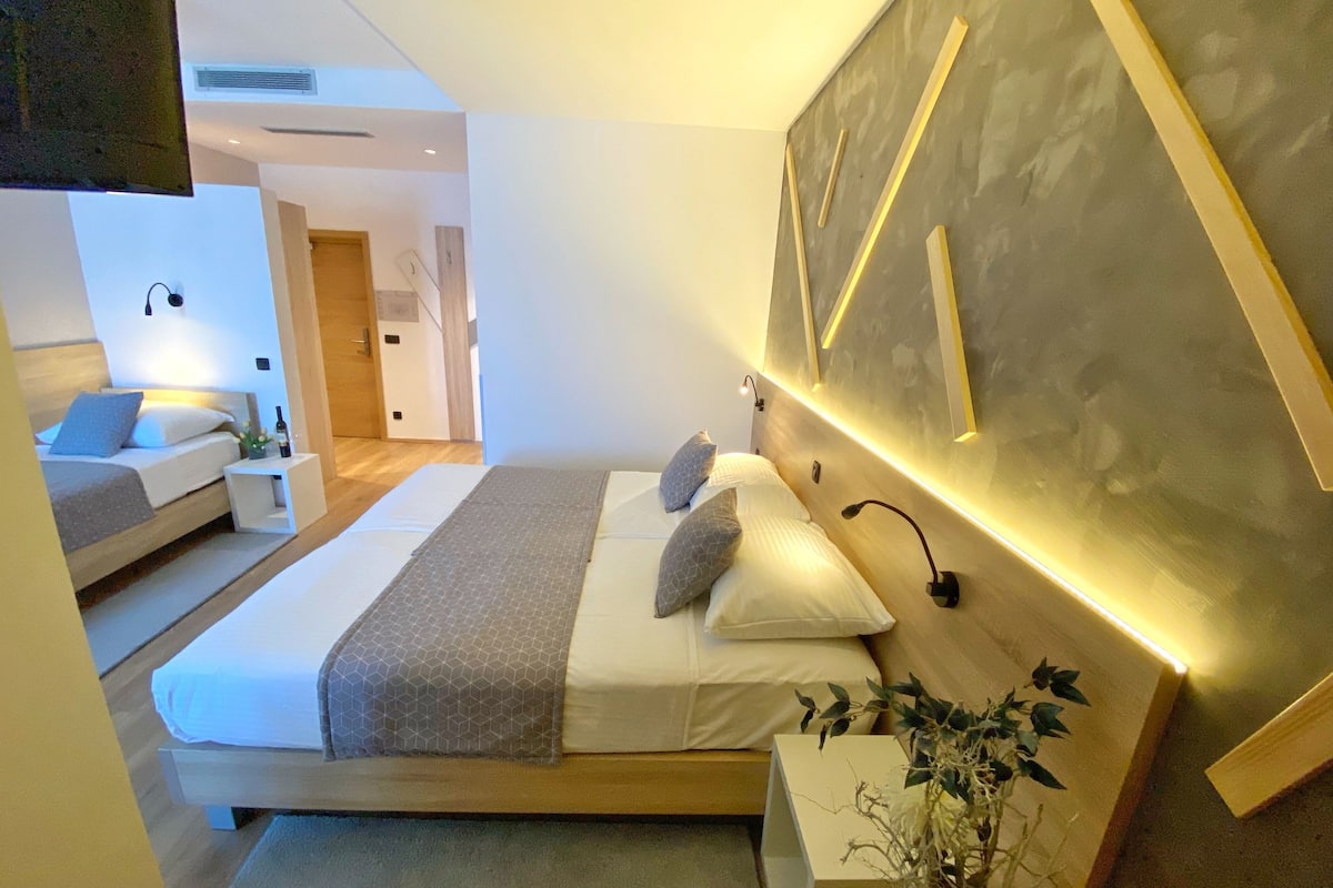 triple room | premium bedding, minibar, in-room safe, desk