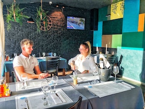 Breakfast and lunch served, local and international cuisine