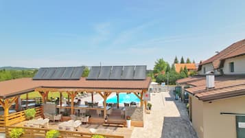 Piscine extérieure (ouverte en saison), chaises longues