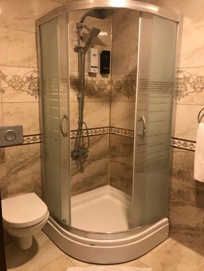Dusche, kostenlose Toilettenartikel, Haartrockner, Hausschuhe