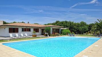 Piscine extérieure, chaises longues