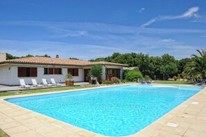 Outdoor pool, open 8:00 AM to 8:00 PM, pool loungers - Poisson Rouge (Bonifacio)