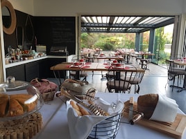 Café da manhã com buffet grátis todos os dias