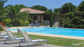 Piscina externa, funciona das 8h às 20h, espreguiçadeiras