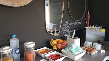 Free daily buffet breakfast