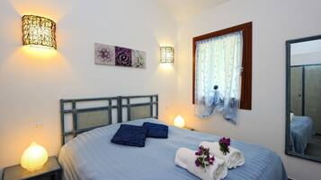 Quarto casal conforto | Frigobar (abastecido com alguns itens grátis), cortinas blackout