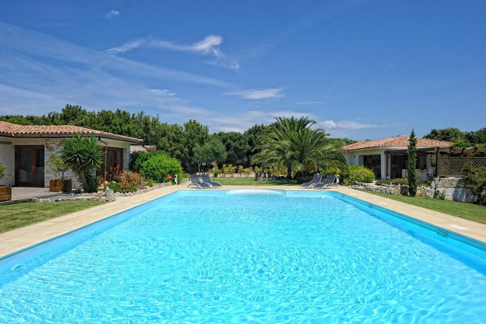 Hồ bơi ngoài trời, ghế dài tắm nắng 