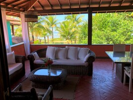 Apartamento panorâmico, 3 quartos, vista para o mar | Varanda coberta