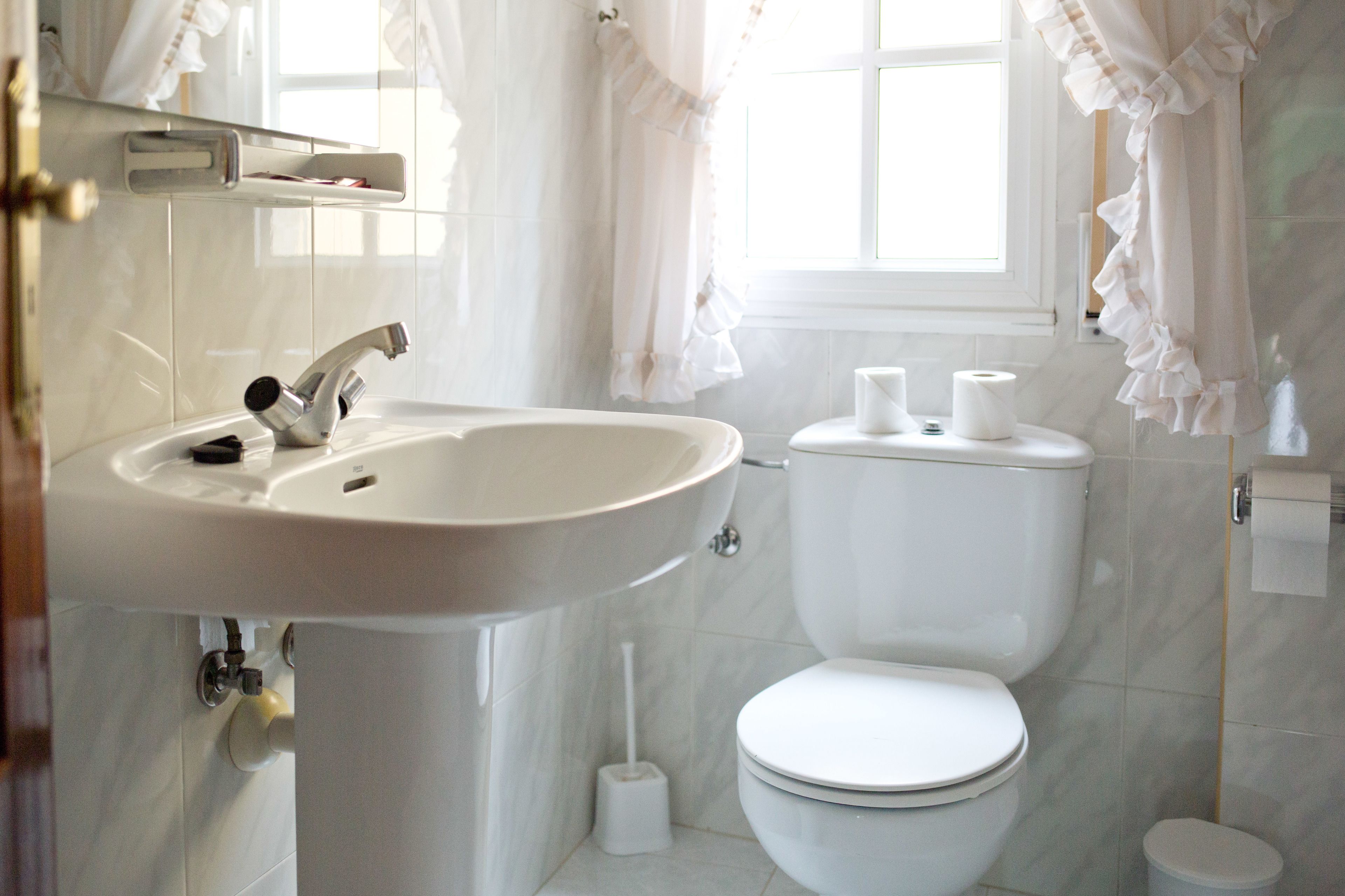 single room | bathroom | shower, towels